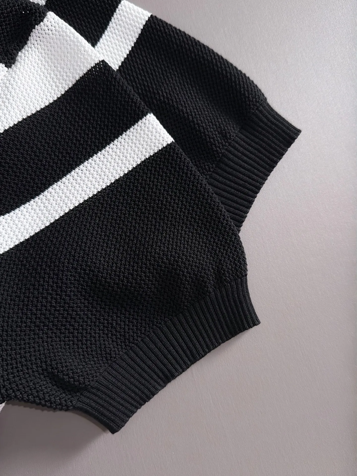 LP high quality 26ss New Arrival men's knitted short-sleeved T-shirt is made of combed cotton yarn knitted cotton fabric, no pressure when entering and exiting the counter. Exclusive control of raw materials. It feels substantial when weighed, and the upper body is more textured than ordinary T-shirts. This texture can cope with the weather easily and is suitable for both hot and cold! Designed for a loose fit. Size: M to 3XL